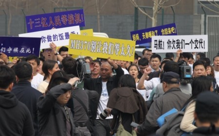 Người biểu tình vây đại sứ quán Malaysia tại Bắc Kinh.